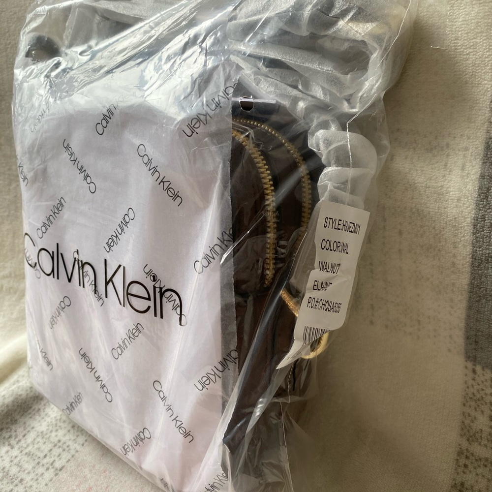 CK - ELAINE TEXTURED GRAIN ZIP CAMERA
